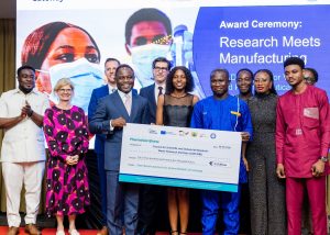 Members of the CSIR-Water Research Institute and Kantanka Herbal Pharmaceuticals and Research Centre consortium receive a ceremonial cheque for their PharmaVax Ghana project during the “Research Meets Manufacturing” Award